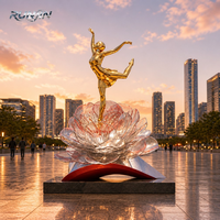 Grande statue de danseuse de ballet d'extérieur en acier inoxydable doré, avec piédestal ajouré en forme de fleur et finition poli miroir, pour monument de place publique, fabrication sur mesure