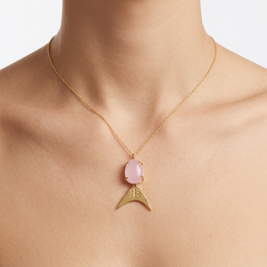 Collier moderne en laiton plaqué or 18 carats avec pendentif poisson en calcédoine rose et pierre cabochon ovale en forme d'œuf - Product Image 3