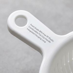 Bol égouttoir en plastique sans BPA avec poignée et bec verseur, panier multifonctionnel pour laver les fruits avec trous de drainage fins - Product Image 4