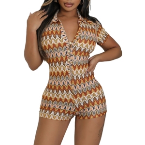 Mono corto ajustado de mujer con estampado de ondas, rayas coloridas, cuello en V, botones y manga corta, a la moda. - Product Image 1