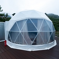 Dôme transparent en PVC résistant au vent pour hébergement de glamping sur le sommet de la colline