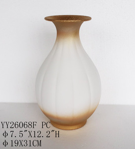 Vase à fleurs Metaluxe Regal au design côtier, fait main, écologique, en aluminium martelé doré, pour une touche majestueuse et élégante. - Product Image 2