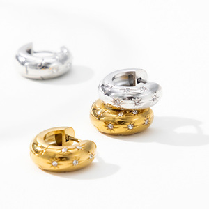 YF8280 Orecchini a Cerchio Minimalisti e Trendy in Acciaio Inossidabile Placcato Oro PVD con Zirconi e Stella a Otto Punte per Donne - Product Image 6