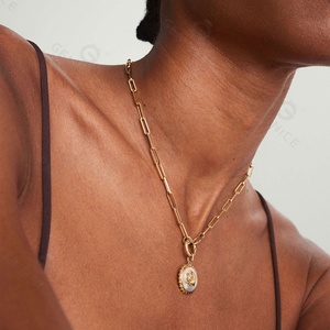 قلادة فاخرة للنساء من جيمنيل بتصميم زهرة الورد من الصدف اللؤلؤي مع قلادة عملة ضخمة مطلية بالذهب عيار 18 قيراط - Product Image 2