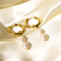 Joyería de moda fina resistente al agua, aro Huggie de acero inoxidable chapado en oro de 18 quilates con pendientes colgantes de perlas naturales extraíbles para mujer