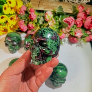 หัวกะโหลกแกะสลักจากโรบี้ในโซไซต์ คุณภาพสูง เรืองแสงยูวี หินคริสตัลธรรมชาติ สำหรับฮาโลวีน ขายส่ง - Product Image 2