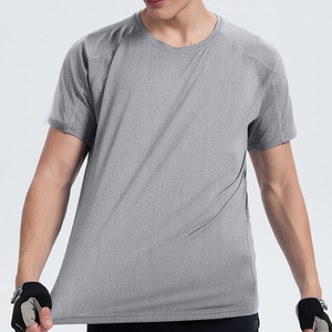 เสื้อยืดแขนสั้นผู้ชาย แห้งเร็ว แบบเรียบ สำหรับเล่นกีฬา ออกกำลังกาย วิ่ง หรือใส่ลำลอง - Product Image 1