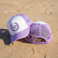 Casquette de camionneur sur le thème 'Suivez votre cœur' avec broderie personnalisée couronne de lauriers, en mousse blanche et filet en maille lavande