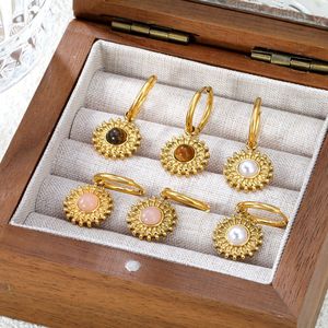 Pendientes colgantes de moda, aros dorados con forma de flor, imitación de perlas con engaste en bisel, joyería de acero inoxidable para fiestas, para mujer. - Product Image 4