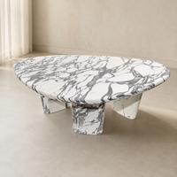 Table basse moderne en marbre blanc Arabescato avec base sculpturale en granit massif, option pour hôtel et salon