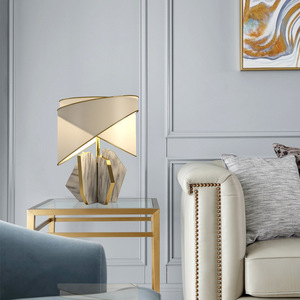 Lampe de table de chevet de style rétro américain de luxe avec abat-jour en tissu - Product Image 4