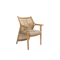 La chaise de salle à manger Alula combine le bois de teck élégant avec du rotin naturel, offrant une option d'assise élégante et durable.
