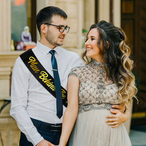 Fascia 'Man Behind the Bump' in Raso Nero con Lamina Dorata per Feste di Rivelazione del Sesso e Baby Shower - Product Image 2