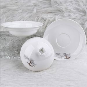 Service de table en porcelaine fine de luxe moderne de style chinois traditionnel, comprenant un bol à soupe avec couvercle et un motif floral paysager gravé, bordure dorée à la main - Product Image 3