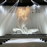 Arche florale géante en organza blanc pour décoration de toile de fond de mariage, idéale pour l'aménagement de scènes d'événements, de banquets en plein air, de jardins, de hôtels et de vitrines.
