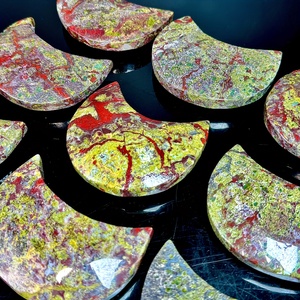 Qualité incroyable et super qualité sur <span class=keywords><strong>Soha</strong></span> Agate Natural African Blood Stone Polished Moons pour la fabrication de bijoux et de cadeaux en vente - Product Image 4