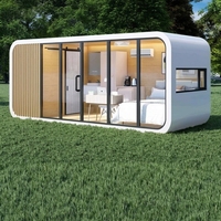 Cabane moderne en forme de capsule Apple, unité de vie intégrée insonorisée avec mobilier complet pour hôtel de glamping dans un complexe touristique pittoresque