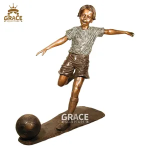 真人大小的金属小孩踢足球雕塑青铜男孩踢足球雕像