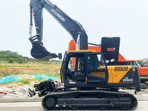 Excavatrice sur chenilles Hyundai 220LC-9s d'occasion, 22 tonnes, d'origine coréenne, avec godet brise-roche - Product Image 2