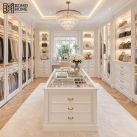 Dressing élégant blanc ivoire avec portes en verre trempé et îlot à bijoux doublé de velours pour villa