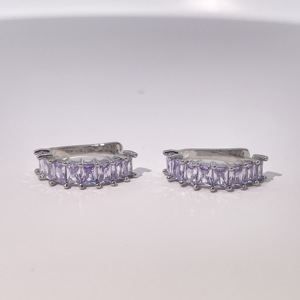 Pendientes de latón chapados en oro Tianyu Gems con circonita cúbica blanca tallada en esmeralda, un diseño clásico y moderno. - Product Image 1