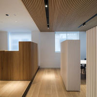 Panneau de mur Wpc cannelé de revêtement composite imperméable en plastique en bois d'intérieur Offre Spéciale