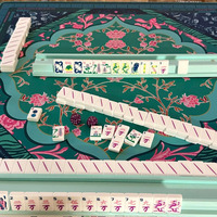 Tapis de Mahjong américain - Motif Chinoiserie Fleurs Roses et Oiseaux avec Dragons/Jokers, Instructions, Tapis de Jeu Antidérapant en Néoprène
