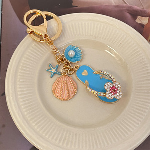 Nouveaux porte-clés en métal en forme de pantoufle avec <span class=keywords><strong>perle</strong></span> d'huître incrustée de diamants, breloques porte-bonheur, cadeaux idéaux pour la vente en gros - Product Image 1