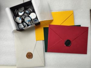 有现货，快速发货 60 件装黑色花卉自粘蜡纸贴纸，适用于婚礼派对请柬、信封、礼品包装、派对 - Product Image 6