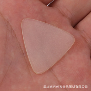 Púa de guitarra Dongguan Yichuangke de plástico con acabado mate para instrumentos de cuerda - Product Image 1