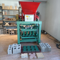 Machine de fabrication de briques de ciment semi-automatique résistante à l'eau simple à utiliser équipée d'une bande transporteuse et d'un mélangeur