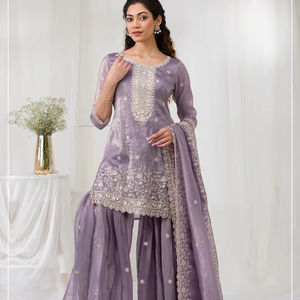 Elegante Salwar Kameez de Chinnon Dorado con Bordado Intenso y Lentejuelas de 3mm, Secado Rápido, para Fiestas, para Todas las Temporadas - Product Image 1