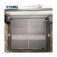 Puerta enrollable espiral industrial duradera con panel sándwich de aluminio reforzado aislado y operación automática, puerta rá