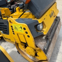 Rouleau vibratoire combiné SAKAI TW502S-1 d'occasion avec tambour avant en acier et pneus arrière en caoutchouc pour la construction de routes en asphalte
