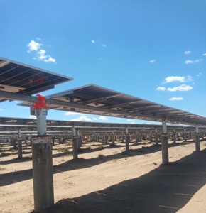 Traqueur solaire à axe unique plat personnalisé avec composants de contrôle pour un système de suivi de panneaux solaires efficace - Product Image 1