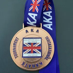 AKAインターナショナル空手トーナメントオールスタイル空手アライアンス奇跡のスポーツメダルとトロフィー