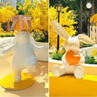Statue d'animal en fibre de verre résistante aux intempéries, sculpture élégante de lapin avec détail nœud papillon pour rue piétonne commerciale