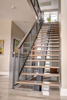 Escalier en tube carré moderne, personnalisé, durable, écologique, avec surface antidérapante, garde-corps en métal et verre, pour hôtel intérieur