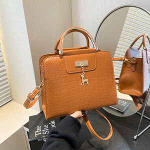 时尚设计师女装高品质单肩包女士手提包刺绣皮革PU衬里皮革闭合链装饰 - Product Image 2