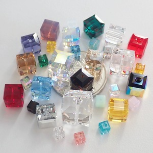 Cristal Cubo con Recubrimiento <span class=keywords><strong>Aurora</strong></span> Iridiscente 5601 Original para la Creación de Colgantes Únicos, Colecciones de Joyería de Lujo - Product Image 1