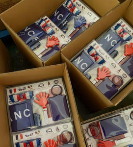 Kit d'accessoires imperméables en polyester pour supporters de football, articles de fête pour encourager les équipes, taille et logo personnalisables, forme triangulaire - Product Image 4