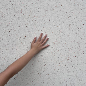 Dalle de Terrazzo préfabriquée en ML-ST019 Base blanche avec galets rouges et blancs Grande dalle pour application de table de chambre à coucher - Product Image 3