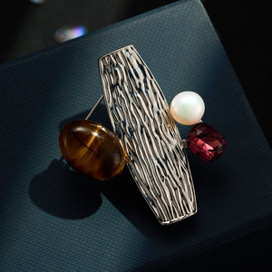 Broche Texturizado de Lujo Personalizado de Fábrica al por Mayor, Chapado en Oro y Plata, con Aleación de Latón, Ojo de Tigre y Perla de Agua Dulce - Product Image 4