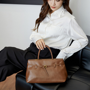 2025 प्रसिद्ध नई डिजाइन महिलाओं के हैंडबैग स्टाइलिश बड़े pu चमड़े के साथ तीन स्ट्रैप्स अनुकूलन योग्य लोगो उच्च गुणवत्ता वाले जिपर - Product Image 3