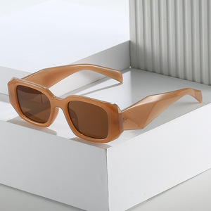 <span class=keywords><strong>Occhiali</strong></span> da sole eleganti quadrati piccoli per donna con Logo personalizzato Hip Hop da <span class=keywords><strong>discoteca</strong></span> con lenti UV400 taglio angolare per PC - Product Image 1