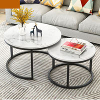 Table basse ronde moderne pour salon, ensemble de 2 tables gigognes avec plateau en marbre noir et blanc pour usage domestique.