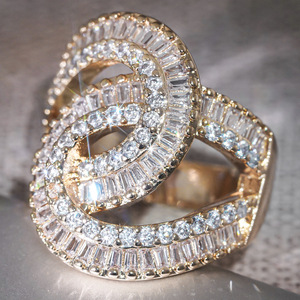 Anello con Zircone Taglio Smeraldo per Donne, Gioiello Scintillante di Lusso per Serate Eleganti - Product Image 3