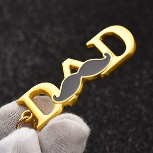 พวงกุญแจมือใหญ่ถือมือเล็ก ตัวอักษรภาษาอังกฤษ ของที่ระลึกโลหะทันสมัย สำหรับวันพ่อ วันแม่ สำหรับคนรักแม่ - Product Image 3