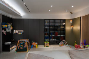 Meuble à chaussures d'entrée moderne avec rangement intégré, portes en verre à cadre noir et éclairage LED. - Product Image 5