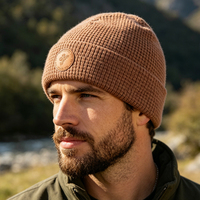 Bonnet en tricot gaufré 100% acrylique, bonnet chaud pour l'automne et l'hiver avec logo en cuir embossé personnalisé